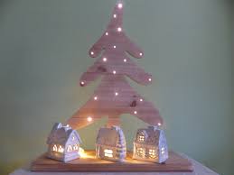 Ladet euch hier die bastelvorlage als pdf herunter. Bastelanleitung Diy Weihnachtsbaum Aus Holz Mit Beleuchtung Die Netz Lupe