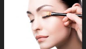 Untuk menghilangkan segala jenis eyeliner, mascara, eyeshadow, dan sejenisnya, gunakan lah makeup remover khusus mata yang bahannya lembut dan. 7 Cara Makeup Mata Mungil Agar Terlihat Lebih Besar Kecantikan Cantika Com