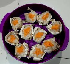 Siomai atau siomay adalah kuliner makanan ringan yang terbuat dari bahan daging atau ikan seperti ikan tenggiri, daging ayam , daging kepiting. Julianadewi Com Dimsum Ayam Ikan Tenggiri