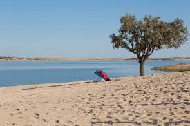 A praia fluvial de monsaraz está situada no centro náutico de monsaraz, inserida na albufeira de alqueva, freguesia de monsaraz, concelho de reguengos de monsaraz. Praia Fluvial De Monsaraz Turismo Do Alentejo
