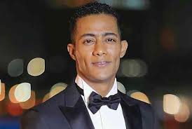 دخل الفنان المصري محمد رمضان على خطّ أزمة الممثل المصري عمرو يوسف المتمثلة بإيقاف مسلسله الرمضاني الملك أحمس وإعلان الشركة المنتجة للعمل تشكيل لجنة لمراجعته بواسطة عدد من خبرا الاثار، وسيتم اتخاذ قرار عرضه أو تأجيله وفقا للبيان النهائي للجنة. Ø¨Ø§Ù„ÙÙŠØ¯ÙŠÙˆ Ù…Ø­Ù…Ø¯ Ø±Ù…Ø¶Ø§Ù† ÙŠØªÙ„Ù‚Ù‰ ØªÙ‡Ù†Ø¦Ø© Ù…Ù† ÙÙ†Ø§Ù† Ø¹Ø§Ù„Ù…ÙŠ ÙÙƒØ± ÙˆÙÙ† Ø´Ø±Ù‚ ÙˆØºØ±Ø¨ Ø§Ù„Ø¨ÙŠØ§Ù†
