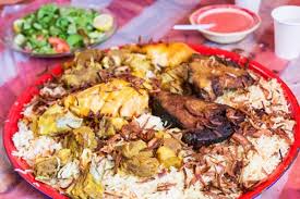 Di negeri perak, memang terkenal dengan makanan dari pelbagai kaum seperti mi rebus, rendang tok, satay, nasi kandar, maruku, ayam taugeh di ipoh, kebanyakan makanan yang popular ialah makanan yang bercirikan masyarakat cina seperti kopi puteh, ayam taugeh dan chee cheong fun. 10 Makanan Tradisional Oman Yang Menggugah Selera