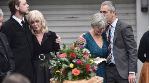 James nesbitt, född den 15 januari 1965 i coleraine, nordirland, är en nordirländsk skådespelare. Actor James Nesbitt Pays Tribute At Father S Funeral Utv Itv News
