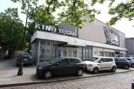 „kontekst przywolanego fragmentu audycji jednoznacznie przesadza, ze celem Kino Tecza Powroci Wszystko Na To Wskazuje Z Zalem Patrze W Jaka Ruine Popada Warszawa Nasze Miasto