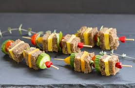 Recette De Mini Sandwich En Brochette Pour Aperitif Vegetarien Recette Aperitif Vegetarien Recettes De Cuisine Alimentation