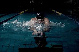 En premier lieu, la natation renforce les muscles cardiaques et améliore l'apport en oxygène aux différentes parties du corps. Les Bienfaits De La Natation Et Les Quatre Types De Nage