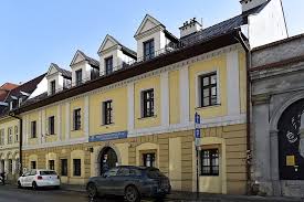 With 4,063 academic teachers and almost 500 distinguished professors, ju provides more than 100 professionally focused course areas in the most notable fields. File Jagiellonian University Collegium Kazimierzowskie 19 Jozefa Street Kazimierz Krakow Poland Jpg Wikimedia Commons