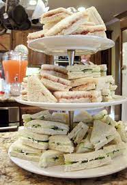 Seriously Daisies C Est Different Des Sandwiches Poulet Jambon Oeufs Baby Shower Snacks Boy Baby Shower Snacks Pink Gray Baby Shower