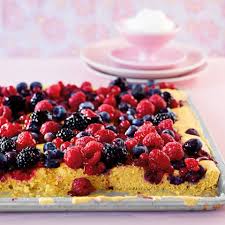 Der teig kommt auf das eingefettete oder mit backpapier belegte backblech. Beerenkuchen Vom Blech Rezept Essen Und Trinken
