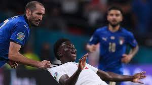Plus ou moins bien, plus ou moins dans les règles de l'art. Em Finale Lustige Memes Zum Foul Von Chiellini An Saka Video Stern De