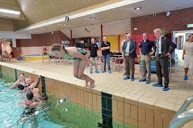 sportfondsen is de exploitant voor het nieuwe zwembad de banakker op 7 juli tekenden wethouder dujardin en algemeen directeur spo zwembad de overkant overheid