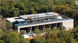 Russian president vladimir putin has denied claims about a lavish palace allegedly built for his use on the black sea, as the kremlin scrambles to respond to a wave of popular anger fuelled by jailed opposition leader alexei navalny. Navalny Releases Investigation Into Decadent Billion Dollar Putin Palace Cnn