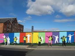 Planetmaz Youth Community Art Mural In Gloucester The Young People Involved In The Project Were Taught Fun Creative Skills Through Var Murales Artistas Arte