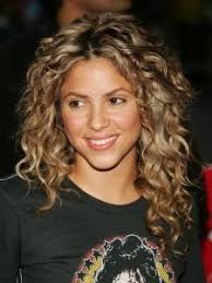 Shakira Tight Spiral Curly Hairstyle Curlyhairstylesforwomen Frisure Naturkrollet Har Short Hairstyle