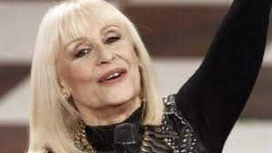 Raffaella carrà, la reconocida presentadora y cantante que trascendió las fronteras de su país y conquistó españa y américa latina con su carisma, murió este lunes a las 16.20, hora italiana. Umdqd8zdz70k8m