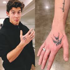 Facebook Antes de começarmos a falar sobre as tatuagens do shawn mendes, nada mais interessante do que dar uma passada na vida desse artista que vem arrancando suspiros e chamado atenção de muita gente.