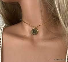 Le collier fait main est décoré d'un pendentif en pâte polymère. Collier Ras De Cou Pendentif Rond Acier Inoxydable Dore Ninanina