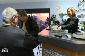 Du lundi au samedi, c dans l'air donne les clés pour comprendre dans sa globalité un événement ou un sujet de première importance, en permettant aux téléspectateurs. Loire Atlantique La Renaissance Du Commerce De Louisfert A L Honneur Sur France 5 L Eclaireur De Chateaubriant