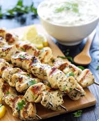 Ces Brochettes De Poulet Grecques Avec La Sauce Tzatziki Sont Delicieuses Sur Le Bbq Recipe Greek Lemon Chicken Greek Chicken Skewers Skewer Recipes