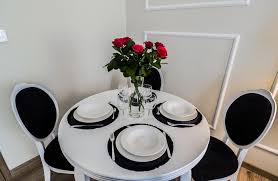 Having storage in your dining room makes it easy to store your silverware, napkins, tablecloths, glasses, and plates. El Dorado Apartment Z Spa Apartment Wroclaw