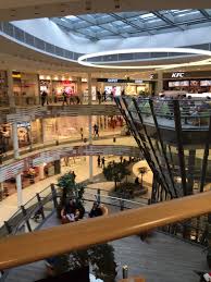 Das einkaufszentrum milaneo in stuttgart befindet sich weniger als einen kilometer nördlich des stuttgarter hauptbahnhofes. Sarah Im Milaneo Stuttgart Tinaspinkfriday Grosse Mit Stil Plus Size Fashion Blog Mode Und Lifestyle U50