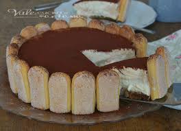 Un dolce con savoiardi ripieno di crema e fragole. Torta Charlotte Al Tiramisu Ricetta Dolce