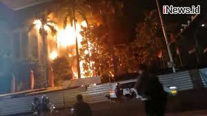 Bahan peledak dan zat yang mudah terbakar anda tidak boleh membawa bahan peledak atau zat yang mudah terbakar serta perangkat apa pun yang dapat membahayakan kesehatan atau barang. Kebakaran Kejagung Polisi Banyak Barang Mudah Terbakar Dan Gedung Luas