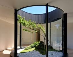 Dengan tanaman yang hijau dan asri, suasana rumah bisa disulap menjadi lebih segar. 6 Desain Taman Dalam Rumah Untuk Hunian Asri Dan Udara Bersih Kumparan Com