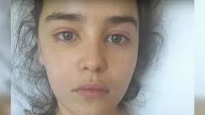 Emilia clarke, bekannt aus der fantasyserie game of thrones, kam zu einer theatervorstellung in new york city nahezu ungeschminkt und in einem lässigen outfi. Emilia Clarke Krankenschwester Rettete Game Of Thrones Star Das Leben