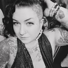 Adoro esta treta. 😂😂😂 Não, nós não toleramos fanatismo e ódio. Oh, não.  Tão terrível! Isto é gaslighting social até um t-shirt!!! I voted against  you and talk mad shit daily on