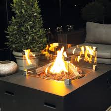 Verschiedene größen, formen und materialien an feuerschalen sind im handel erhältlich. Fur Gemutliche Stunden Die Gasfeuerstelle Ist Einfach Und Sicher Outdoor Feuerstelle Mit Gas In Cooler Beton O Feuerstelle Garten Feuerstelle Gas Feuerstelle