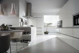 Si te renovaras la cocina ahora, sabrías de qué color la elegirías, el tipo de muebles que querrías, el con acabado en acero, los tiradores concha son una buena elección para cocinas con aire vintage campestre. Muebles De Cocina Sin Tiradores