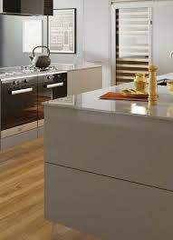 Ideen Fur Die Renovierung 7 Moderne Kuchen Mit Kochinsel Als Inspiration Kuchenfinder Kuche Mit Kochinsel Moderne Kuche Kuchenboden