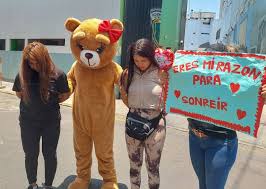 Perú: policía se disfraza de oso y captura a traficantes en Lima