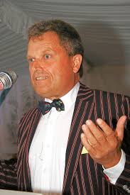 Oberst wickelt Frauen um den Finger