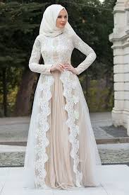 Memilih vairan desain model gaun pengantin muslimah ala ala princess sampai dengan yang model sederhana lengkap dengan perpaduan model hijab modern tentu saja akan memberikan anda pilihan terbaik. 12 Desain Gaun Pengantin Muslimah Modern Buat Inspirasi Kamu Wedding Market