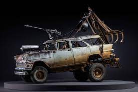 Unsere fahrer bringen sie schnell, sicher und auf äußerst befriedigende weise zu ihrem gewünschten zielort. Die Fahrzeuge Aus Mad Max Fury Road Im Fotostudio