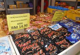 Penerbangan saya ke langkawi adalah lewat petang dan apabila serius rugi jika tidak borong coklat murah kalau berada di langkawi ini. 8 Jenis Oleh Oleh Langkawi Ini Wajib Kamu Bawa Pulang