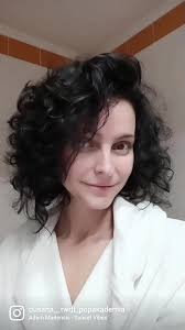 Tie vlasy, oni si vážne žijú svoj vlastný život. Keď majú byť mega super sú  len na hlave, keď je úplne šuma fuk obkladačkám v kúpeľni uprostred noci,  či ich vôbec na tej hlave mám, tak sú božské. Mám ...