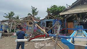 Angin Puting Beliung Di Pantai Pererenan Canggu Bali Belasan Atap Bangsal Hancur Tribun Bali