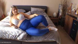 Sehen sie das video porno sweet susi in leopard catsuit und andere pornovideos wie beste blasen sperma aus der nase video: Sweet Susi Blue Spandex Leggings Video