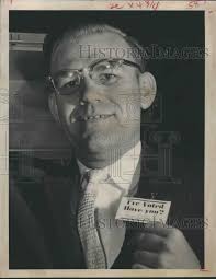 1960 Press Photo Bill Cox shows off "I've Voted, Have you?" button in  Houston