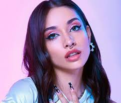 La estrella María Becerra anuncia el primer concierto de la gira 2024 en  España: será en el ResisTIME