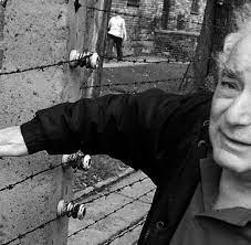 1930 v bratislavě, byl ve svých třinácti a půl letech deportován, zcela sám, bez rodiny, do koncentračního tábora v birkenau, kde přebýval půl roku. Liberation From Auschwitz Survived Thanks To A Wrong Diagnosis Teller Report