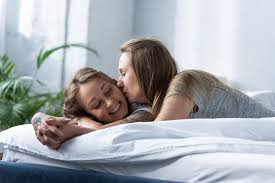 About press copyright contact us creators advertise developers terms privacy policy & safety how youtube works test new features press copyright contact us creators. Zwei Lesben Halten Sich Die Hande Und Kussen Sich Wahrend Sie Morgens Auf Dem Bett Liegen Lizenzfreies Foto Und Stockbild