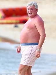 Former manchester united defender and current hull city manager steve bruce is a very animated man on the touchline. Steve Bruce Vows To Tackle His Waistline After Seeing Unflattering Holiday Snaps Daily Mail Online