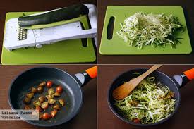 Use a cutting board and a cooking knife. Tallarines O Zoodles De Calabacin Con Salsa Ligera De Tomates Receta Saludable