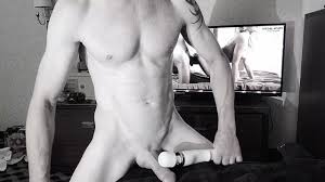 Horký zavěšený svalový hřebec používá vibrátor hitachi na obrovský penis.  Denver BWC magnumcaliguy