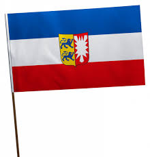Genau zeigt das wappen die alten symbole für schleswig (die beiden blauen löwen auf gelbem grund) und für holstein (das weiße vieleck auf rotem grund). Stockflagge Schleswig Holstein Mit Wappen Premium Qualitat Stockflaggen Bundeslander Flaggen Der Welt Flaggenmonster De Place2print De Druck Werbetechnik