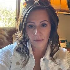 Lisa Bank's Instagram, Twitter & Facebook